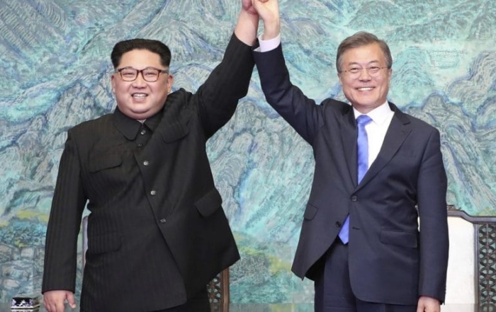 Moon Jae-in and Kim Jong Un holding hands after signing of panmunjom declaration